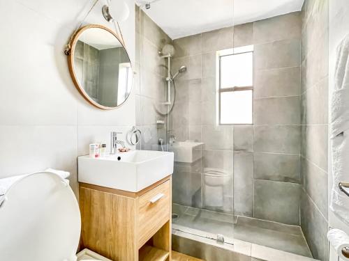 a bathroom with a sink and a shower at Ocean Sound's Hotel in Hollywood