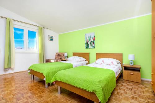 Ένα ή περισσότερα κρεβάτια σε δωμάτιο στο Apartments with a parking space Tribunj, Vodice - 6237