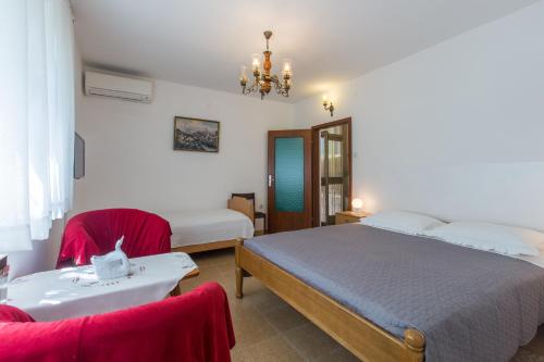 Postel nebo postele na pokoji v ubytování Apartment Umag 7063b
