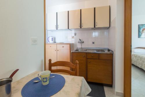 Kuchyňa alebo kuchynka v ubytovaní Apartments with a parking space Umag - 7063