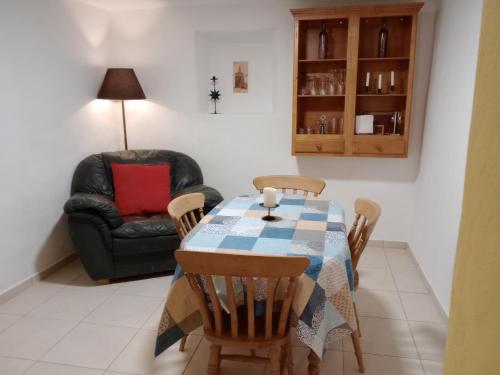 A seating area at Casa en la Plaza, Hinojares - Ideal for exploring the area