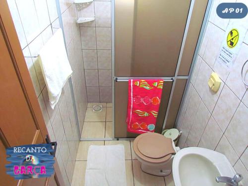 a small bathroom with a toilet and a sink at Recanto da Garça in Guarda do Embaú