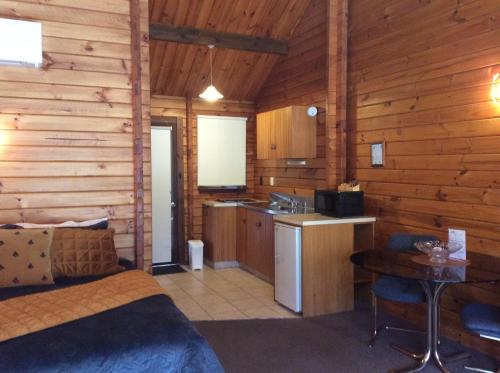 Kuchyň nebo kuchyňský kout v ubytování Alpine Lodge Motel