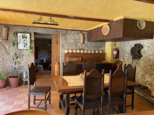 - une salle à manger avec une table et des chaises dans l'établissement Quinta do Borges 2, à Guarda