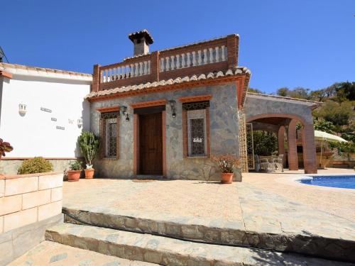 una casa con una piscina di fronte di Belvilla by OYO Villa Mariposa ad Arenas