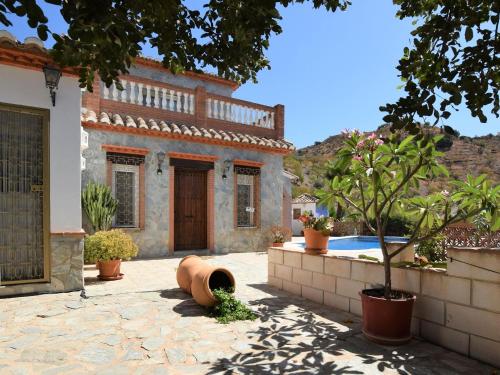 阿里納斯的住宿－Belvilla by OYO Villa Mariposa，一座带庭院的房屋,设有游泳池