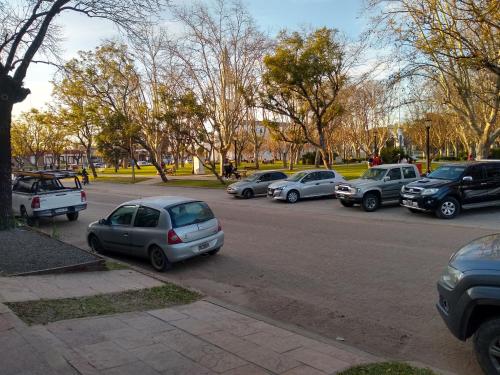 ビージャ・エリサにあるAntoniaの駐車場に駐車された一群の車