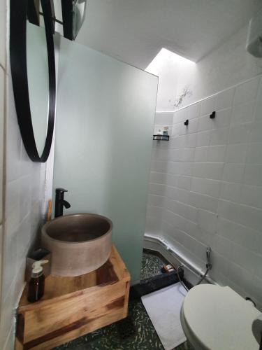 a bathroom with a toilet and a wooden tub at Lo de Pascuala -con cochera- in San Juan