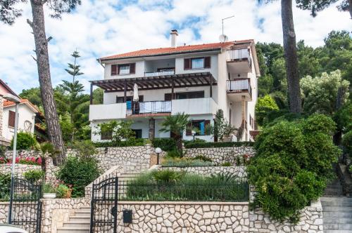 Apartments and rooms by the sea Mali Losinj (Losinj) - 10420