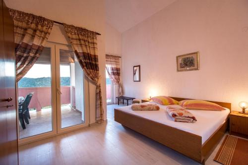 Postel nebo postele na pokoji v ubytování Apartments for families with children Kampor, Rab - 15144