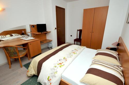 Rooms by the sea Trogir - 15155