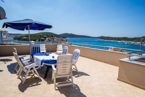 Family friendly house with a swimming pool Rogoznica - 15176