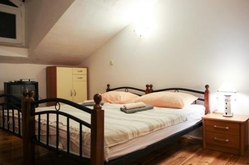 Postel nebo postele na pokoji v ubytování Apartments by the sea Makarska - 15200