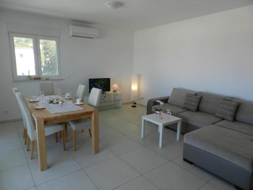Apartments with parking space Baska Voda, Makarska - 15214