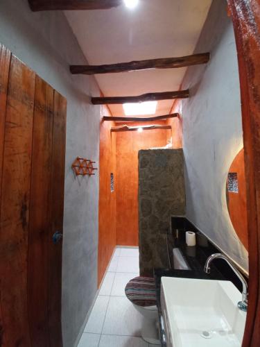 蒙蒂達斯加梅萊拉斯的住宿－Recanto pais e filho，一间带卫生间和水槽的浴室