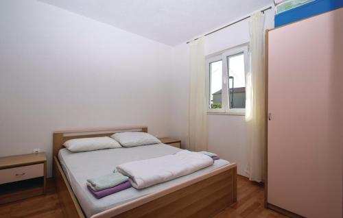Postel nebo postele na pokoji v ubytování Family friendly house with a swimming pool Vodice - 15243