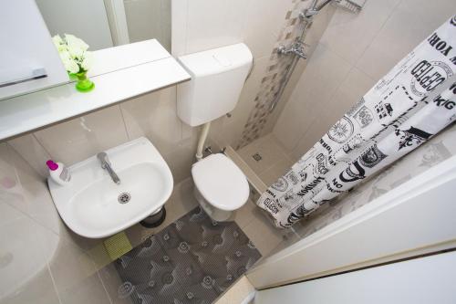 La petite salle de bains est pourvue de toilettes et d'un lavabo. dans l'établissement Studio Podgora 12816c, à Podgora