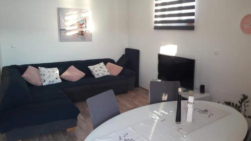 ein Wohnzimmer mit einem Sofa und einem Tisch in der Unterkunft Apartments by the sea Okrug Gornji, Ciovo - 9694 in Trogir
