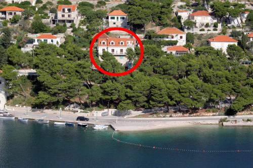 Seaside apartments with a swimming pool Pucisca, Brac - 9697