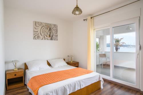 Apartments by the sea Rogoznica - 11929