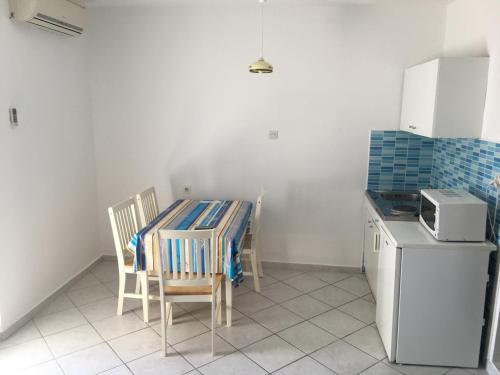 Kuchyň nebo kuchyňský kout v ubytování Apartment Stara Novalja 9368c