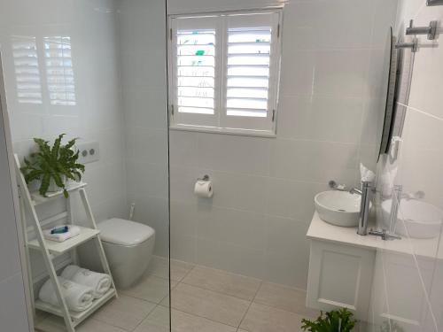 Bathroom sa Rainbow Beach Dream Newly Renovated Stylish One Bedroom Apartment