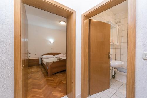 Kúpeľňa v ubytovaní Apartments by the sea Podaca, Makarska - 2618