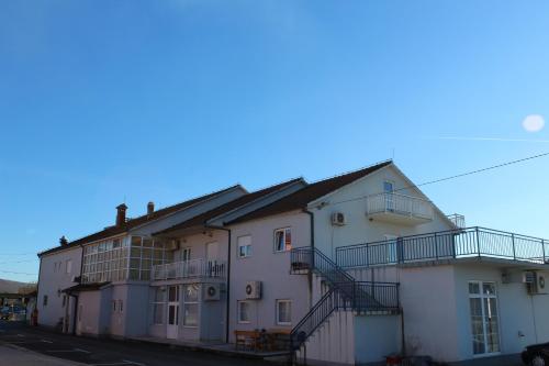 Fotografie z fotogalerie ubytování Apartments and rooms with parking space Trilj, Zagora - 14609 v destinaci Trilj
