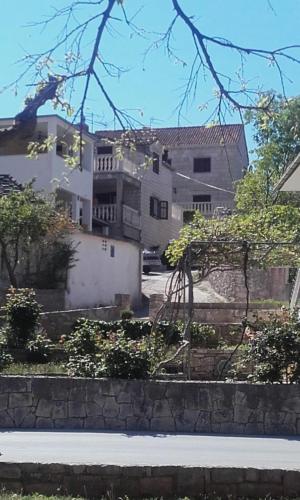Apartments with parking space Supetar, Brac - 12624
