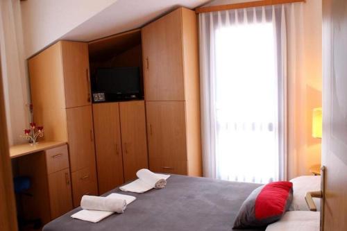 Apartments with parking space Supetar, Brac - 12624
