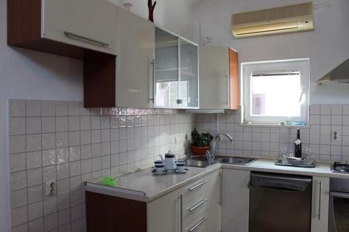 Apartments with parking space Supetar, Brac - 12624