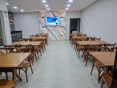uma fila de mesas e cadeiras numa sala de aula em Pousada Barbosa em Aparecida