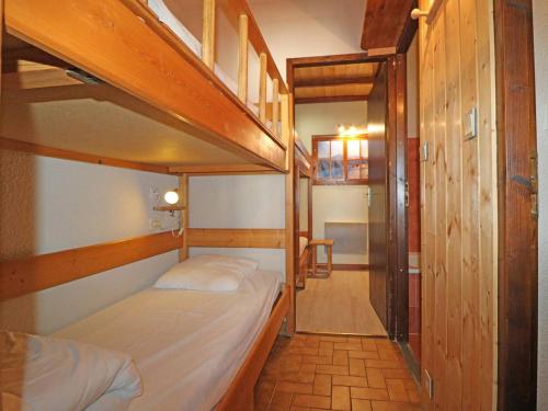 Cette petite chambre comprend 2 lits superposés et un couloir. dans l'établissement Studio Montvalezan-La Rosière, 1 pièce, 4 personnes - FR-1-398-648, à Montvalezan