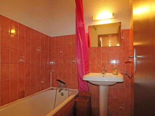 La salle de bains est pourvue d'un lavabo et d'une baignoire. dans l'établissement Studio Montvalezan-La Rosière, 1 pièce, 4 personnes - FR-1-398-648, à Montvalezan