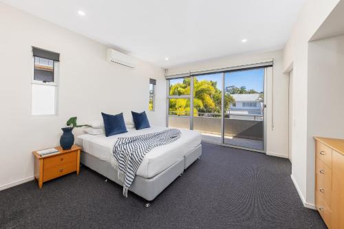 una camera da letto con un letto e una grande finestra di 31 Witta Circle, Noosa Heads a Noosa Heads