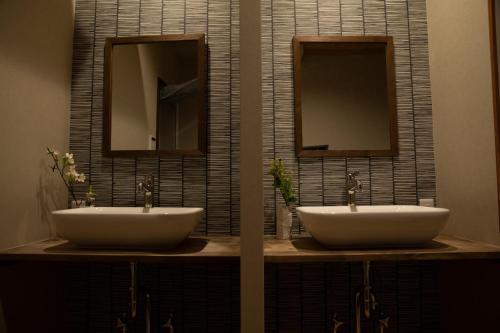2 lavabos en un baño con 2 espejos en Osaka - House - Vacation STAY 8296, en Osaka