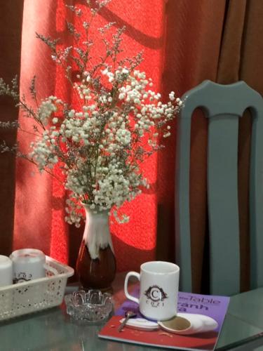 Utensilios para hacer té y café en Cozi Hotel