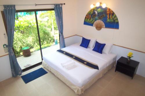 Postel nebo postele na pokoji v ubytování Phuket Airport Overnight Hotel