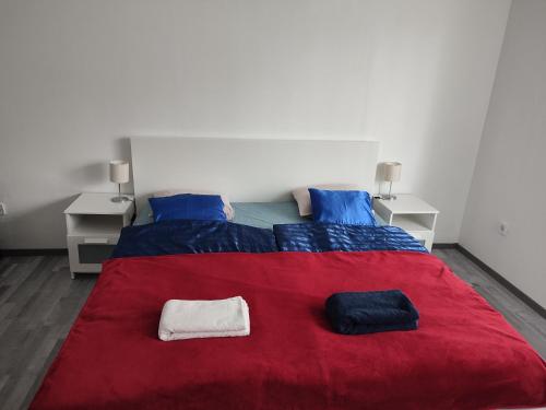 sypialnia z dużym łóżkiem i czerwonym kocem w obiekcie Rákos-patak Family House w Budapeszcie