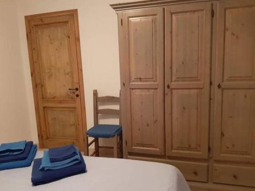 a bedroom with a bed with two blue towels on it at Appartamento Semi-Interrato Masi in Torre Dei Corsari