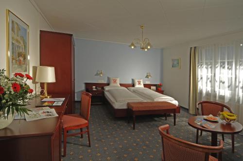 Postel nebo postele na pokoji v ubytování Hotel Weisses Kreuz