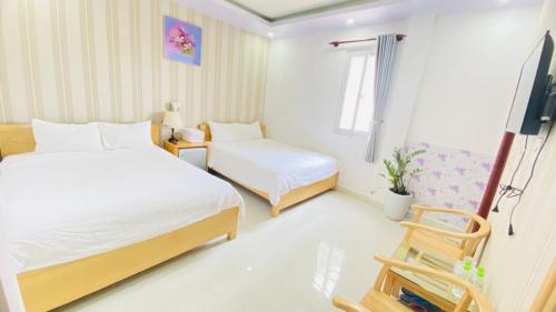 Un pat sau paturi într-o cameră la BÔNG LÚA VÀNG HOTEL