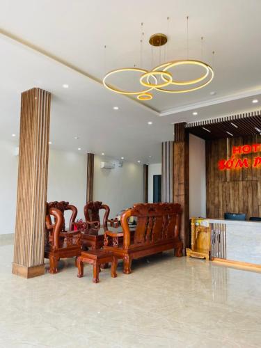 a lobby with chairs and a table and a chandelier at Khách sạn Sớm Phú Quý 2 - Phan Rang in Phan Rang