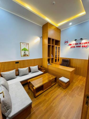 a living room with a couch and a table at Khách sạn Sớm Phú Quý 2 - Phan Rang in Phan Rang