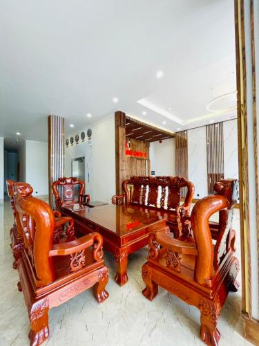 a dining room with a table and two chairs at Khách sạn Sớm Phú Quý 2 - Phan Rang in Phan Rang