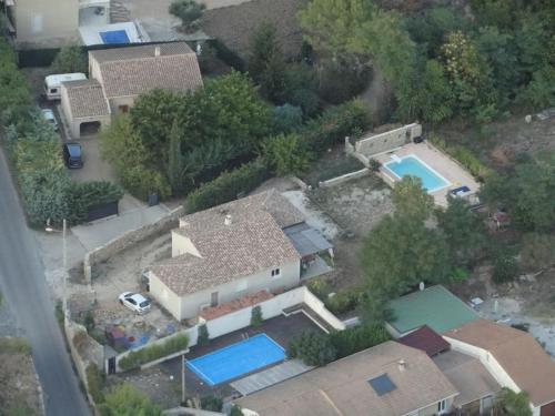 uma vista aérea de uma casa com piscina em villa au calme à l'entrée d'Uzès em Serviers-et-Labaume