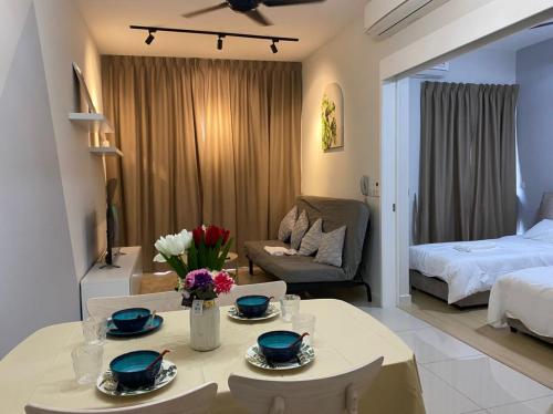 Lucky Continew Residence 1 Bedroom - TRX KL في كوالالمبور: غرفة معيشة مع طاولة وغرفة نوم