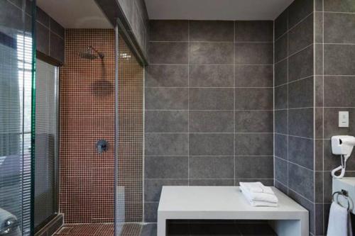 een badkamer met een douche, een wastafel en een toilet bij Hotel Damansara Perdana - Q in Petaling Jaya