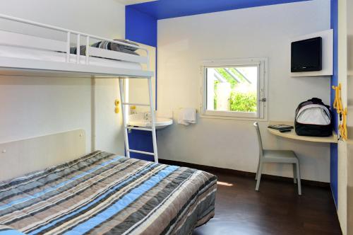 Двухъярусная кровать или двухъярусные кровати в номере hotelF1 Saint Etienne Est La Grand Croix