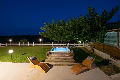 een patio met 2 stoelen en een zwembad bij Za Teresa - Intimacy Resort in Giuliano Teatino